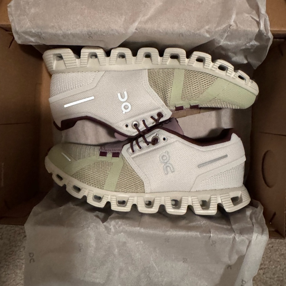 On Running Cloud 5 Shoes Ice/Haze Size 7 NWT